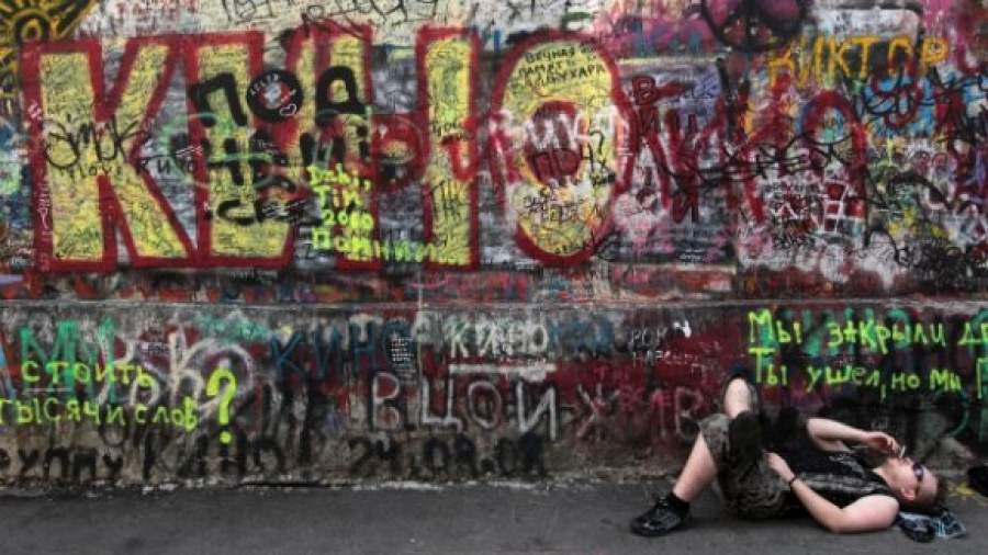 У стены Цоя и в переулках Арбата оборудуют места для курения