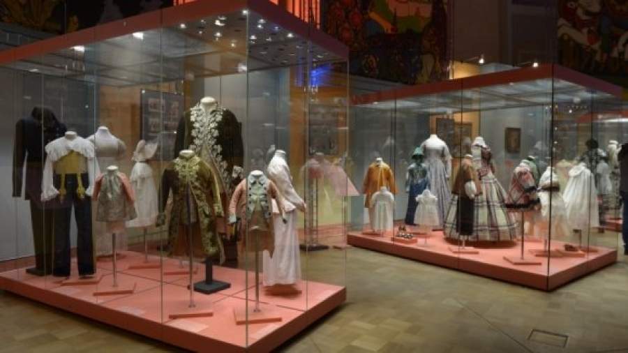 Детскую моду проследили от пеленок до матросок