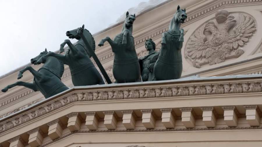 Большой театр изображен на купюре. Памятник на сторублевой купюре. Большой театр на 100 рублевой купюре. Памятник на 100 рублевой купюре. 100 Рублей памятник.