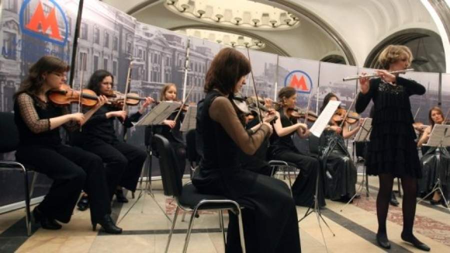 В метро начнут транслировать стихи простых пассажиров