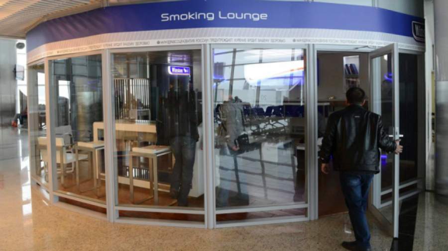 Курилка во Внуково. Курилка в аэропорту Домодедово. Курительная комната. Внуково место для курения.