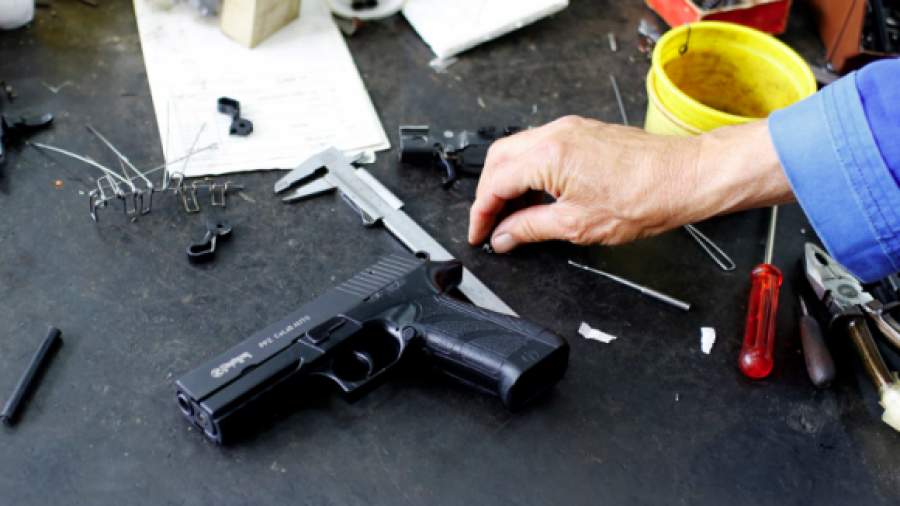 Премьер-министра просят разрешить сборку оружия в колониях 