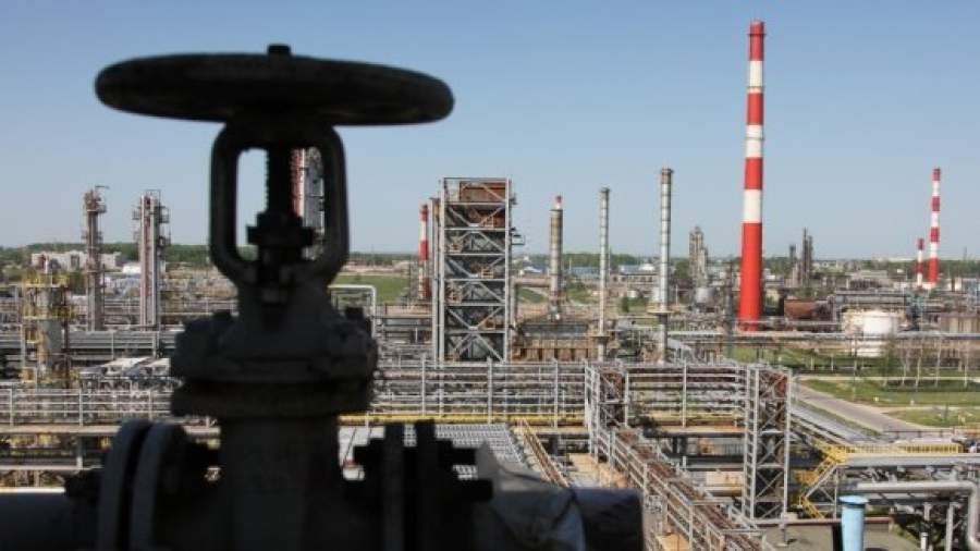 Государство не прочь купить НПЗ у "Роснефти" или "Башнефти"