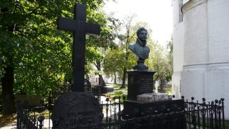 Знаменитостей перестанут хоронить в центре