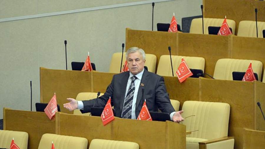 Коммунисты и «эсеры» хотят голосовать против Медведева 