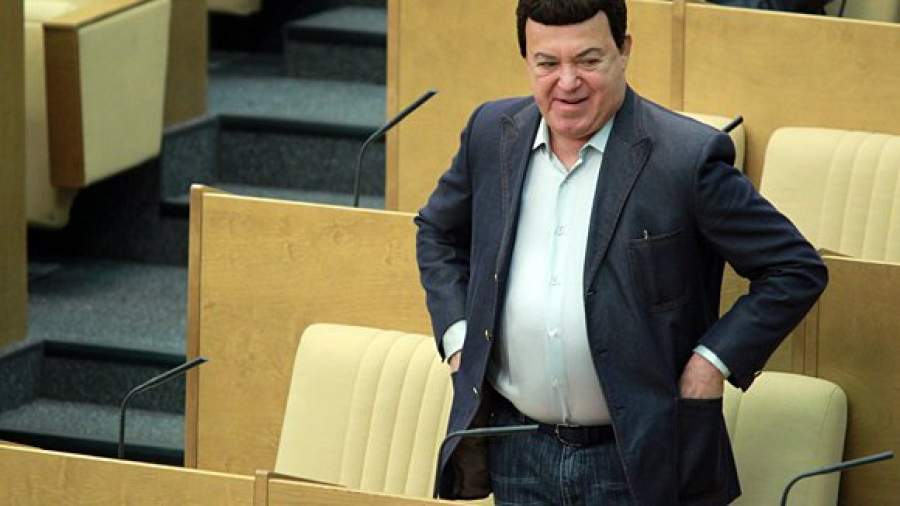 42 депутата зарабатывают меньше своих жен 