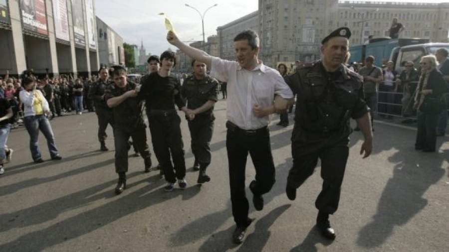 Единороссы занялись одиночными пикетами