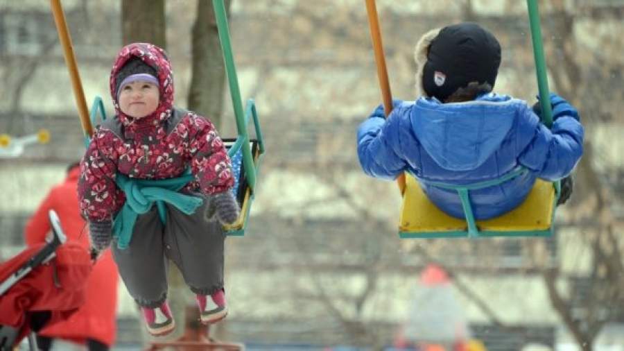 На детских площадках Москвы подогреют качели
