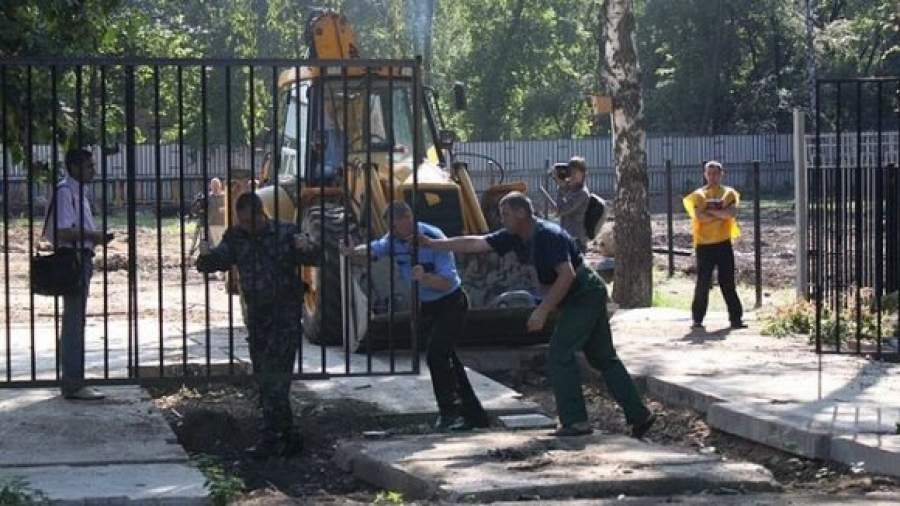 Эхо «козихинской войны» донеслось до Строгановского парка