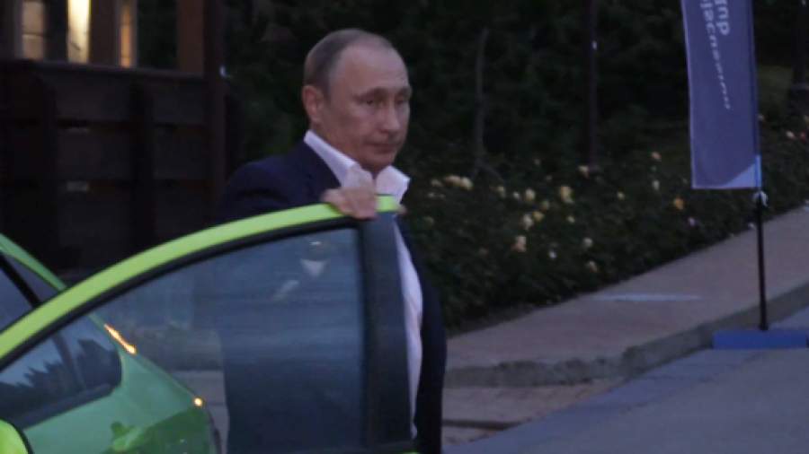 Путин приехал на «Валдай» на новой Lada Vesta зеленого цвета