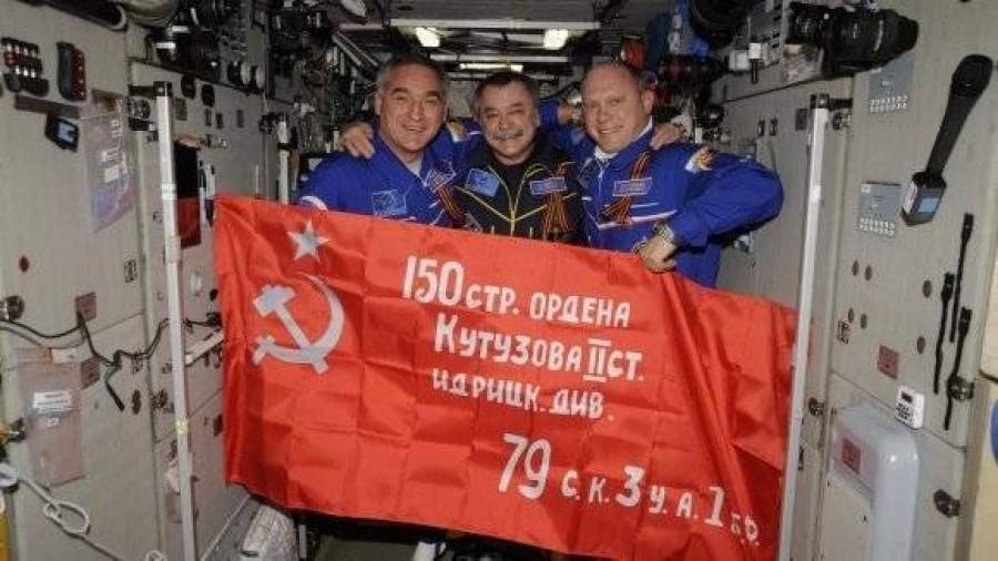 Роскосмос планирует передать Знамя Победы на МКС к 9 Мая