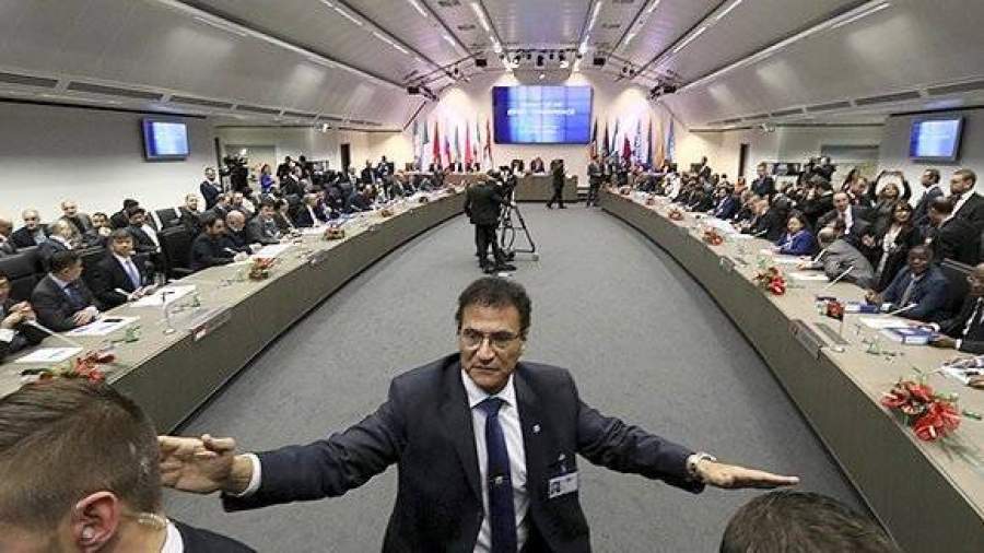 Страны ОПЕК договорились о сокращении добычи нефти