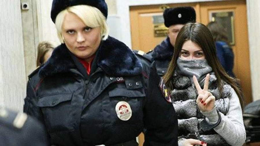 Покидая спецприемник, Багдасарян показала журналистам неприличный жест