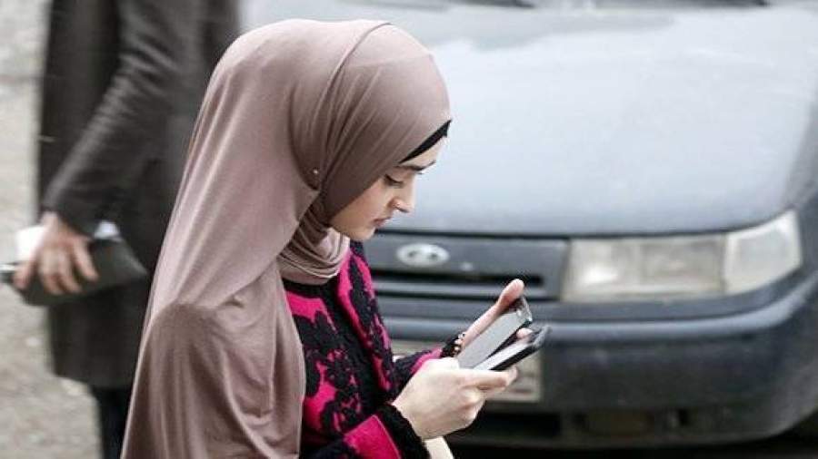 Россияне разделились поровну в оценке хиджабов в школе