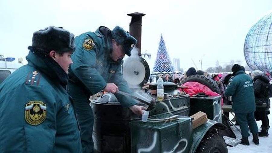 Чай и каша: сотрудники МЧС развернули в Москве полевые кухни