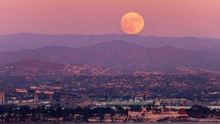 Впервые за 68 лет: как выглядело суперлуние в разных странах