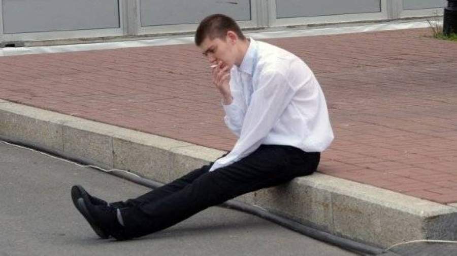 Закон выгнал курильщиков на улицу