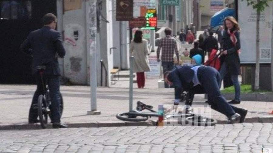 Кличко упал с велосипеда при попытке запрыгнуть на бордюр