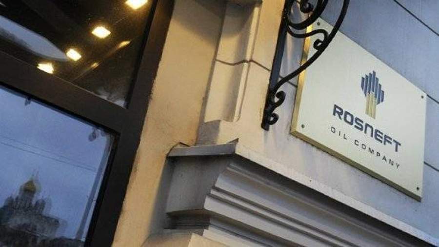 Прибыль «Роснефти» снизилась вдвое