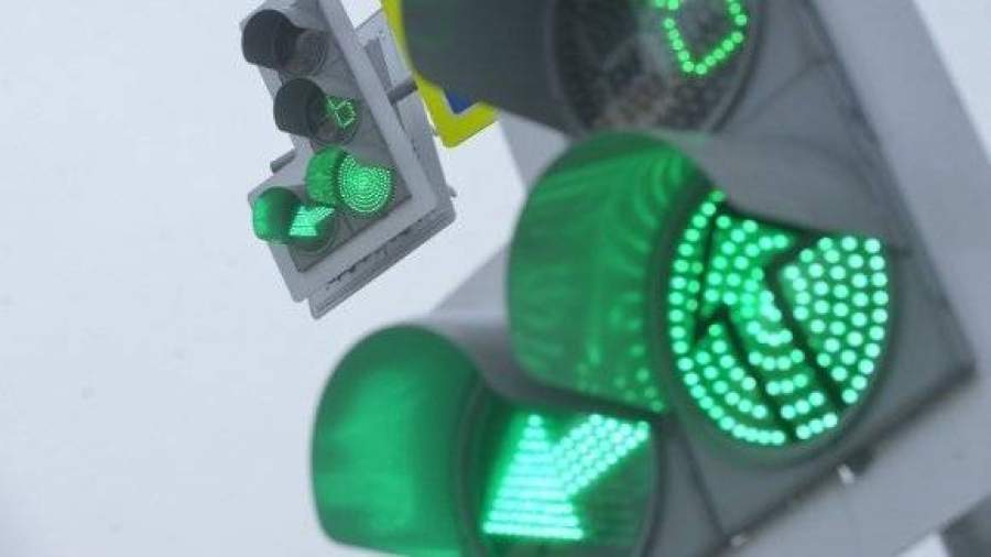 В Москве приступили к очистке от снега светофоров и дорожных знаков