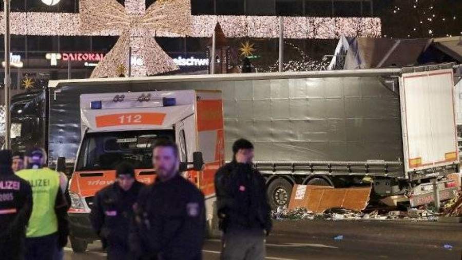 Грузовик врезался в толпу в Берлине. Хроника событий