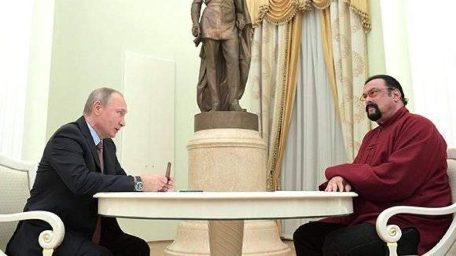 Путин вручил паспорт Сигалу