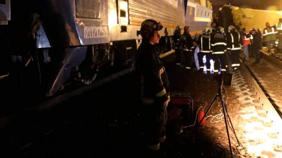 Машинисты столкнувшейся с поездом электрички серьезно пострадали