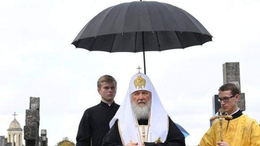 Патриарх Кирилл прогулялся по Лондону без охраны и попал под дождь