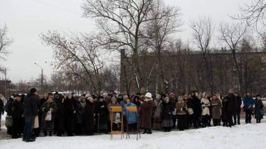 Жители Останкино решают судьбу будущего храма молебном и митингом