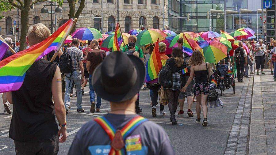 Папа разрешил однополые браки. Праздник ЛГБТ В Германии. Протестанты ЛГБТ. Меркель ЛГБТ. Фото ЛГБТ праздников.