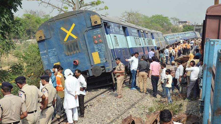 Пассажирский поезд сошел с рельсов в Индии