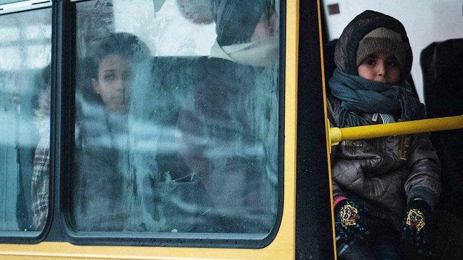 Высадка из автобуса. Мальчик в автобусе. Автобус для детей. Детям о транспорте. Ребенка высадили из автобуса.