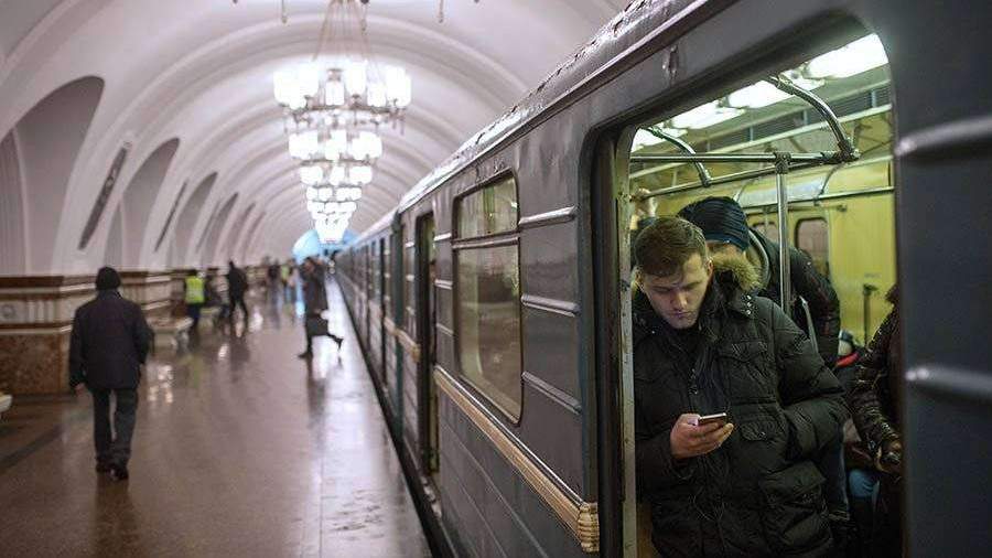 Поезд метро москва фото