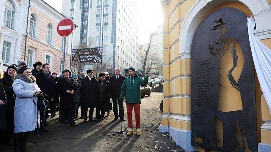 памятники владивостока на площади