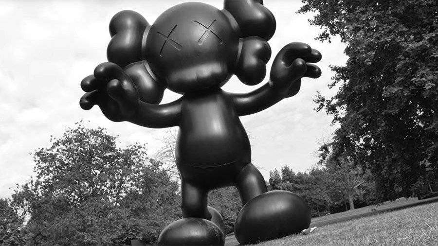 Эрмитаж отказался от установки резиновой скульптуры Микки-Мауса.