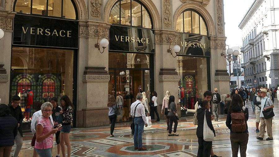 Фанаты Versace умоляют не продавать Дом моды холдингу Michael Kors |  Новости стиля и моды | Известия 