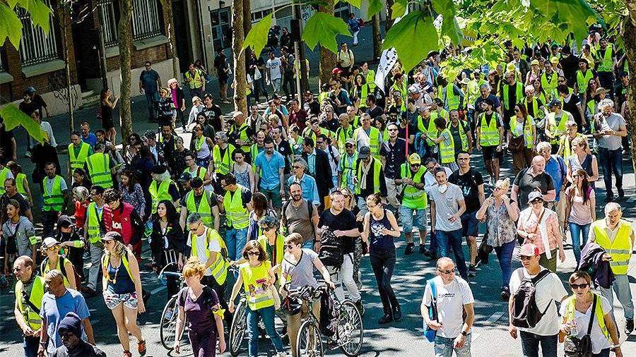 Thousands people. Жёлтые жилеты во Франции. Движение жёлтых жилетов во Франции. Человек в желтом жилете. Желтые жилеты погромы.