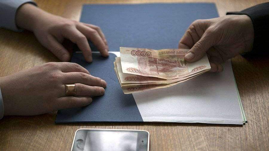 Отца первоклассника оштрафовали на 200 тыс. рублей за взятку директору школы 
