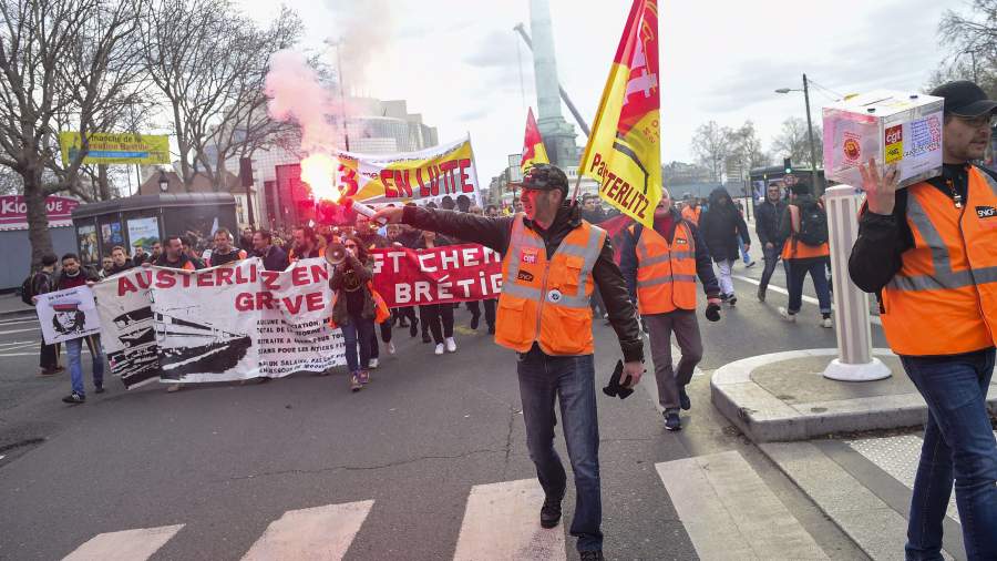 Забастовка сотрудников НПЗ привела к дефициту топлива во Франции