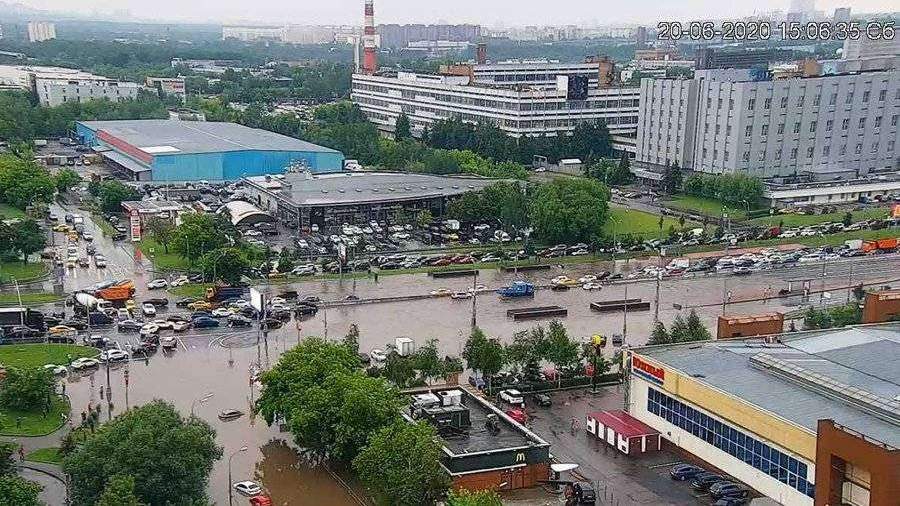 В Москве ливень затопил часть Варшавского шоссе в районе метро Южная.