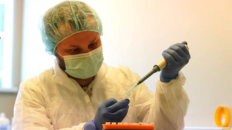 Врач в лаборатории