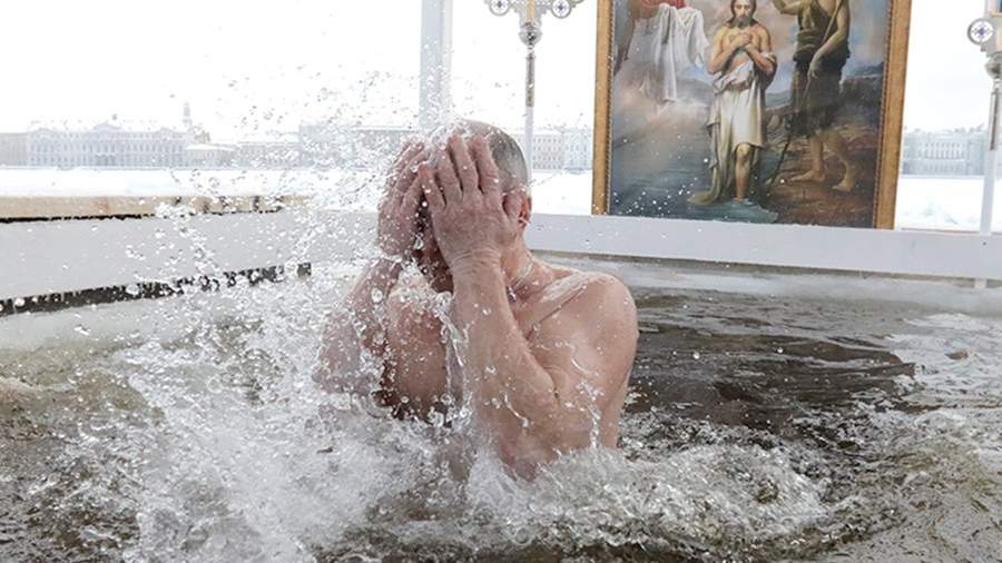 Крещенские купания состоятся в России 19 января 2023 года