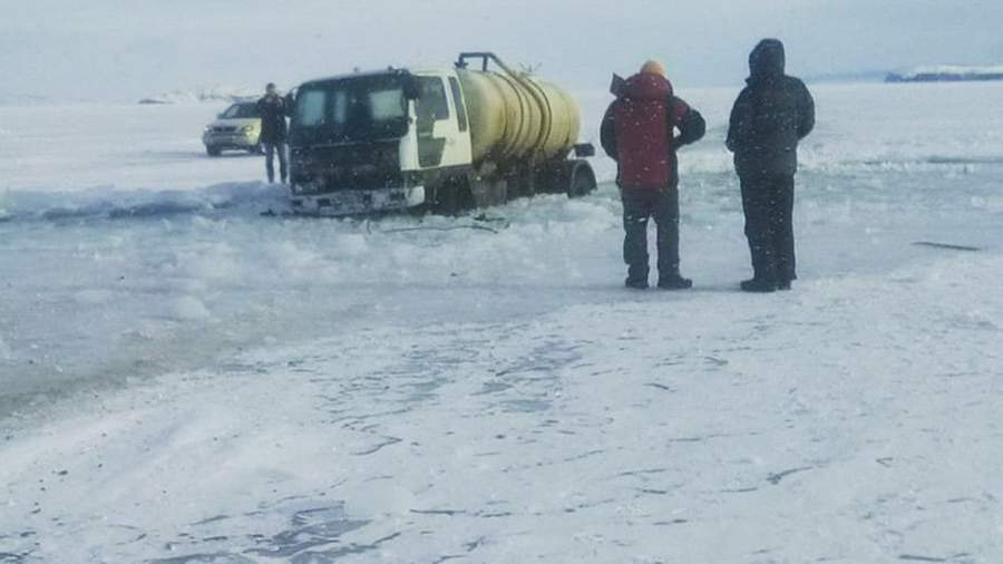 Провалился под лед на байкале. Машина провалилась под лед на Байкале. Автомобиль провалился под лед на Байкале. Автомобили провалившиеся на льду Байкала. Машина провалилась под лед на Байкале 2023.