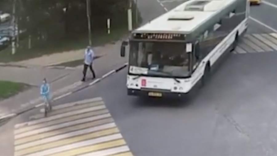 Автобус сбил пешехода. Автобус сбил девочку в Химках. Автобус сбил девочку на пешеходном переходе.