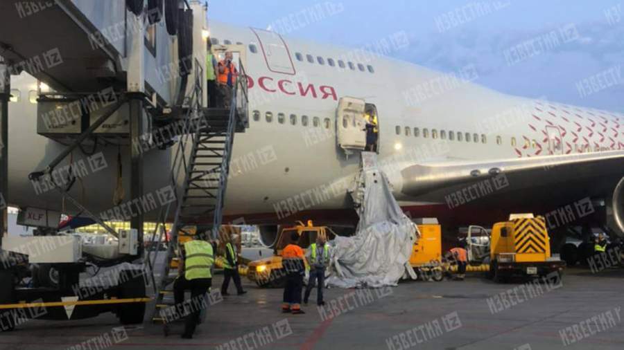 открыл дверь в самолете новости. Смотреть фото открыл дверь в самолете новости. Смотреть картинку открыл дверь в самолете новости. Картинка про открыл дверь в самолете новости. Фото открыл дверь в самолете новости