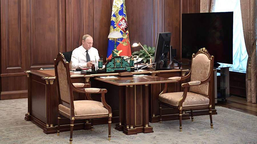 Сайт президента рф кабинет. Цветок у Путина в кабинете в Кремле. Кабинет президента в Кремле. Малахит в кабинете Путина. Кресло в кабинете Путина.