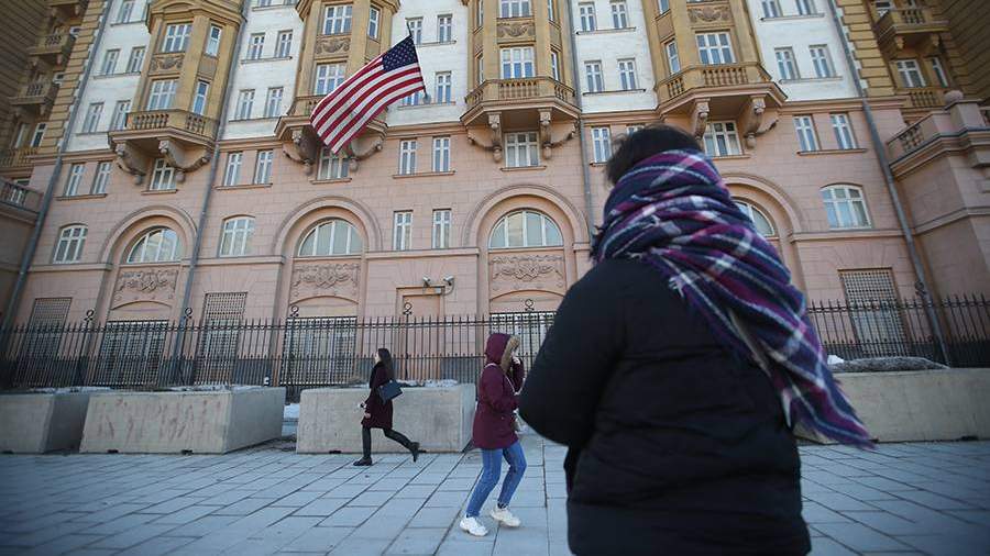 консульство сша в россии в каких городах 2021 году. ZUB 0244.JPG. консульство сша в россии в каких городах 2021 году фото. консульство сша в россии в каких городах 2021 году-ZUB 0244.JPG. картинка консульство сша в россии в каких городах 2021 году. картинка ZUB 0244.JPG. С 1 августа 2021 года США перестали предоставлять консульские услуги в России. Это связано с сокращением персонала американской дипмиссии: из страны были высланы десять американских дипломатов; в апреле 2021-го российские власти запретили дипломатическим учреждениям Соединенных Штатов нанимать сотрудников из России или третьих стран. Эти решения стали ответом российской стороны на санкции США — их ввели после обвинений России в кибератаках и вмешательстве в выборы. «‎Мы сожалеем, что действия российского правительства заставили нас сократить штат консульских сотрудников на 75%, таким образом делая невозможным оказание соответствующих услуг, — сказали в посольстве США. — Подающим заявку на визу следует обращаться в посольства или консульства США за пределами РФ».