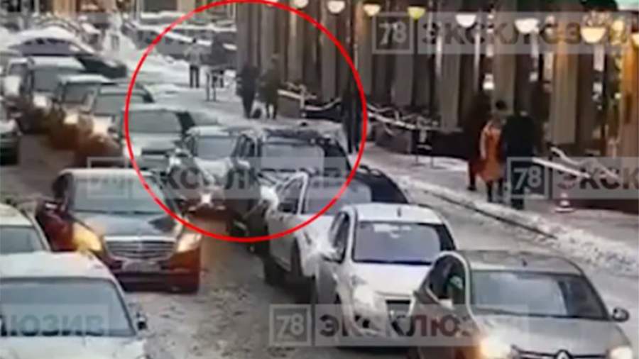 Two residents of St. Petersburg were seriously injured due to ice falling from the roofs
