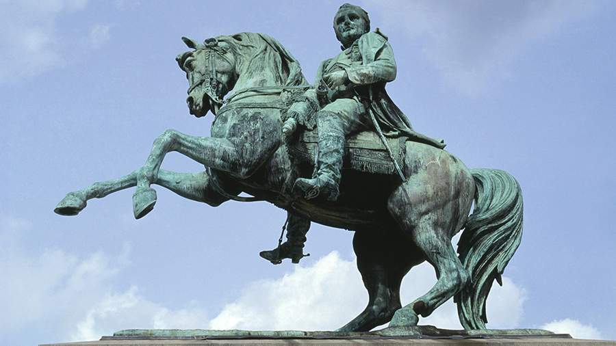 Residents of French Rouen called for the return of the statue of Napoleon