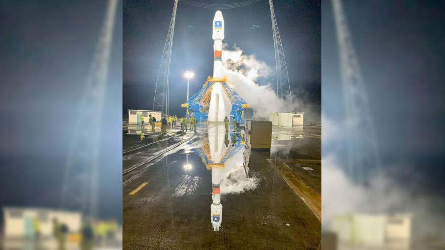 Rogozin showed a “double-sided” version of the Soyuz rocket